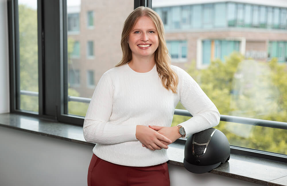 Anna Schuwirth mit einem Gegenstand ihres Hobbys – einem Reithelm.