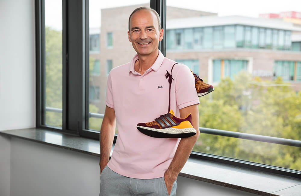 Frank Lederle mit einem Gegenstand seines Hobbys – einem Paar Laufschuhe.