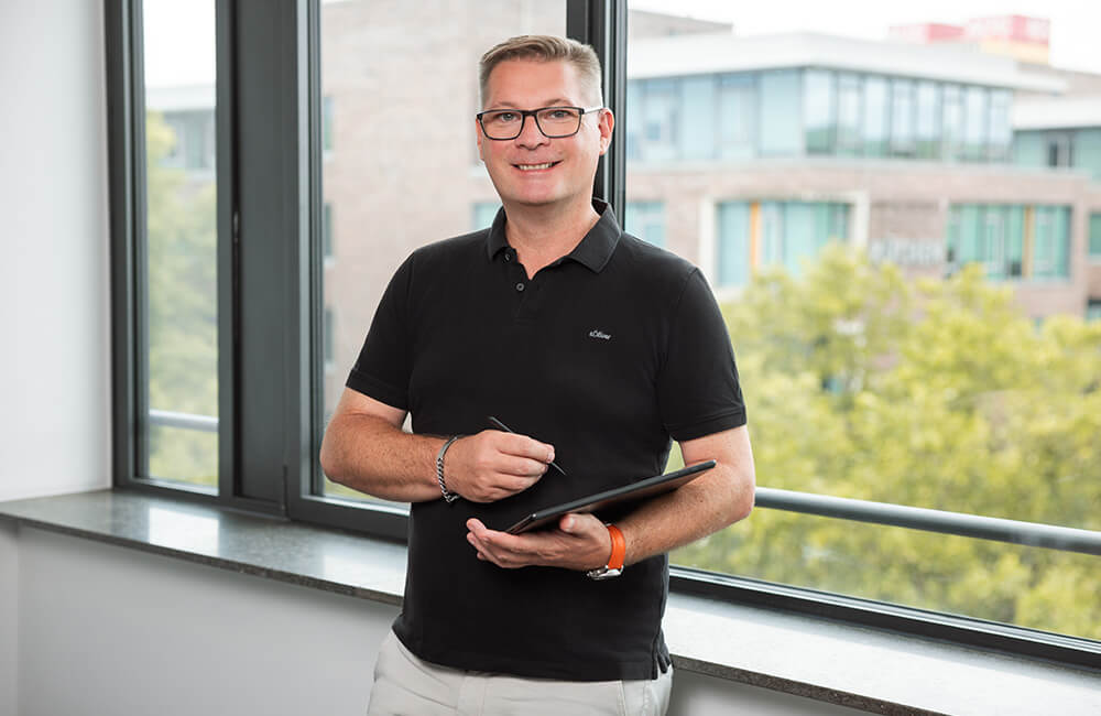 Jörg Heyssler mit einem Gegenstand seines Hobbys – einem Tablet.